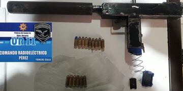 Un joven de 14 años fue detenido en Pérez por portar una “UZI tumbera”