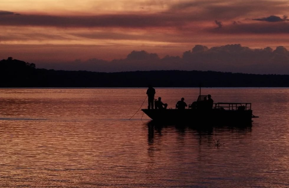Búsqueda intensa de un joven de 21 años que desapareció en las aguas del río Paraná en Santa Ana