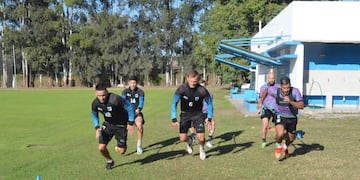 Los jugadores del "Lobo" jujeño, en plena práctica en el predio de la localidad palpaleña Río Blanco, este martes.