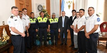 Osvaldo Jaldo junto a los policías que prestaron servicio para asistir el primer nacimiento del año
