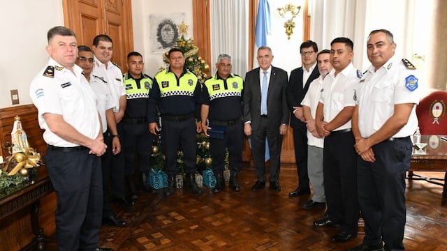 Osvaldo Jaldo junto a los policías que prestaron servicio para asistir el primer nacimiento del año