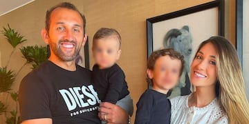 Hernán Barcos y su familia. Le regalaron un departamento a la niñera.