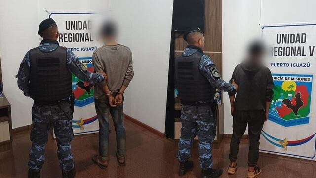 Recuperan motocicleta robada y arrestan a dos sospechosos en Puerto Iguazú.