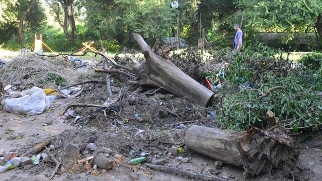 Basura. Restos de poda y residuos sin recolección (Virginia Barbagallo/LaVoz).