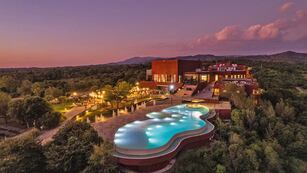 Una piscina enmarcada en un entorno natural único, un spa con circuito hídrico, piscina climatizada y diferentes terapias son parte de la propuesta de Pueblo Nativo.