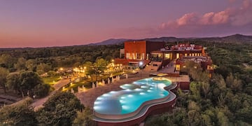 Una piscina enmarcada en un entorno natural único, un spa con circuito hídrico, piscina climatizada y diferentes terapias son parte de la propuesta de Pueblo Nativo.