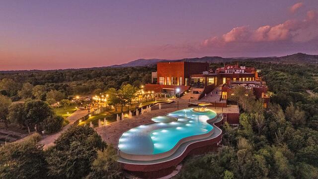 Una piscina enmarcada en un entorno natural único, un spa con circuito hídrico, piscina climatizada y diferentes terapias son parte de la propuesta de Pueblo Nativo.