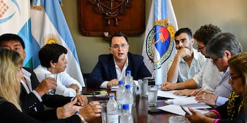 El presidente del Concejo Deliberante capitalino, Lisandro Aguiar, encabezó este jueves una reunión en la que se dejó sentada la posibilidad de avanzar en disponer la caducidad de las concesiones a las empresas de colectivos de San Salvador de Jujuy.