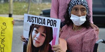 SATHYA. Nancy Monjes sostiene un cartel con el rostro de su hija en el comienzo del juicio por el abuso sexual seguido de muerte de Sathya por parte de su padre.