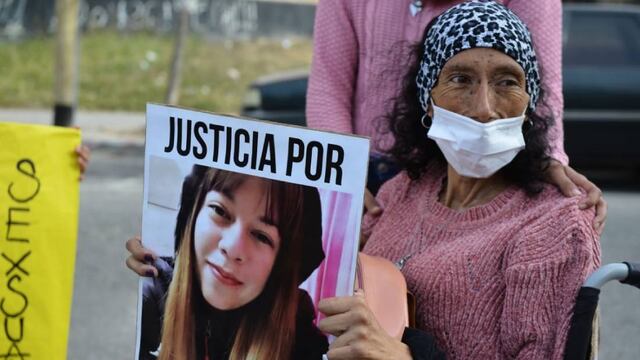 SATHYA. Nancy Monjes sostiene un cartel con el rostro de su hija en el comienzo del juicio por el abuso sexual seguido de muerte de Sathya por parte de su padre.