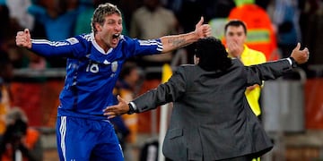 Martín Palermo y Diego Armando Maradona se abrazan en Sudáfrica 2010. Palermo marcó el 2-0 a Grecia en el cierre de la fase de Grupos de aquella copa del mundo. (AP)