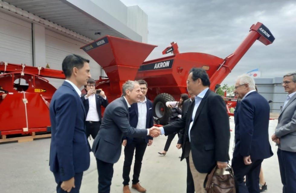 Visita del embajador de Japón a las empresas Akron y Kubota