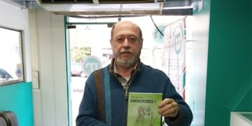 Jorge escribe por afición y lo que recauda con sus libros.