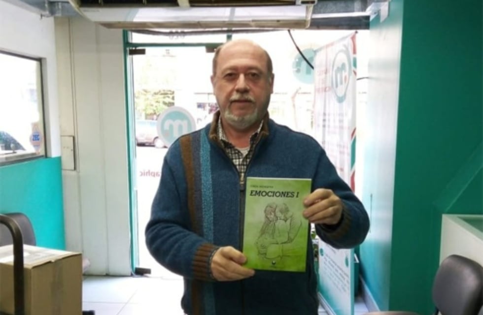 Escribe libros por afición y dona lo que recauda a causas solidarias en todo el país