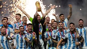 Lionel Messi y la ansiada copa del mundo obtendida por la selección argentina en Qatar 2022.