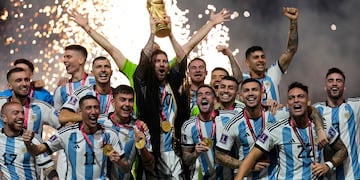 Lionel Messi y la ansiada copa del mundo obtendida por la selección argentina en Qatar 2022.