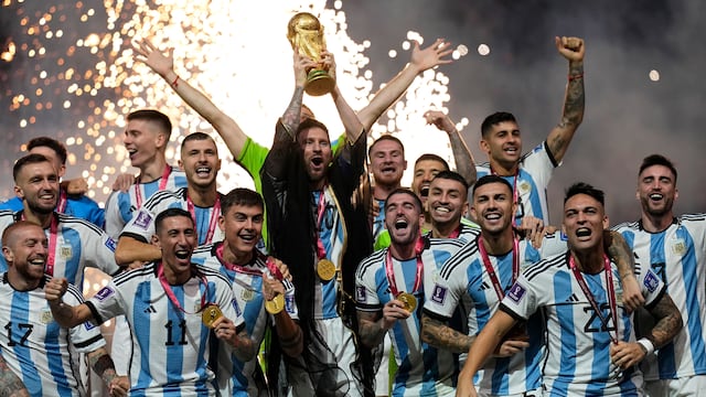 Lionel Messi y la ansiada copa del mundo obtendida por la selección argentina en Qatar 2022.