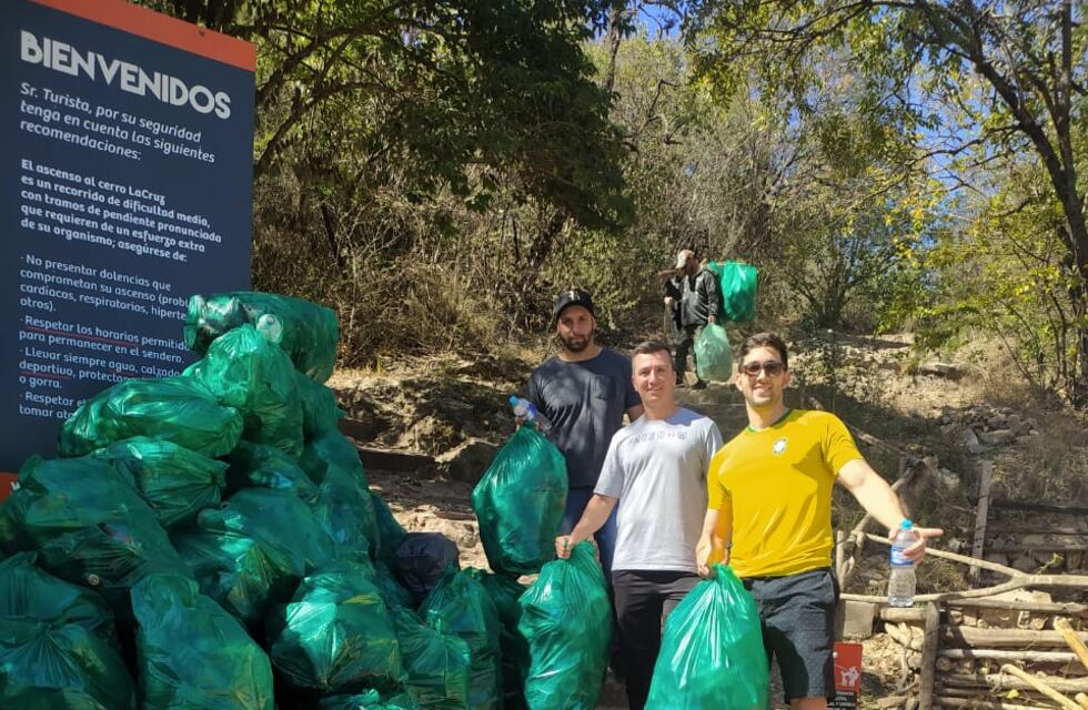 Recolectaron más de 100 bolsas de residuos en el Cerro La Cruz de Carlos Paz