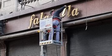 Retiraron el rotulado con letras de aluminio tras el cierre de Falabella en Rosario.