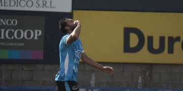 Francisco Mattia puso el 1 a 0 para Racing, que se termina volviendo con un 2-2 que suma (Federico López Claro / La Voz).