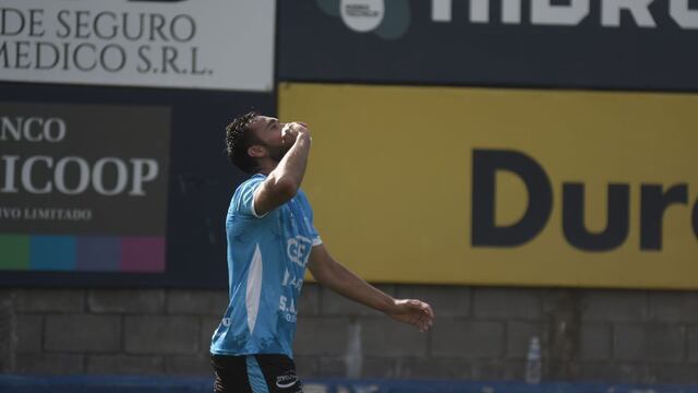 Francisco Mattia puso el 1 a 0 para Racing, que se termina volviendo con un 2-2 que suma (Federico López Claro / La Voz).