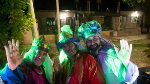 En la tradicional cabalgata de los Reyes Magos, Melchor, Gaspar y Baltazar y reciben cartas de los niños.
La caravana recorrió los barrios de Godoy Cruz.
