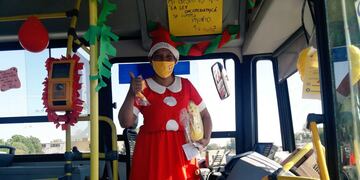 La "Pocha". La "Mama Noel" que conduce un colectivo en Córdoba (Gentileza @JavierSassi).
