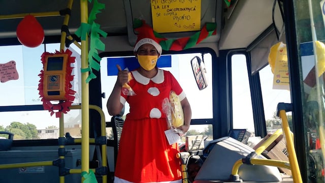 La "Pocha". La "Mama Noel" que conduce un colectivo en Córdoba (Gentileza @JavierSassi).