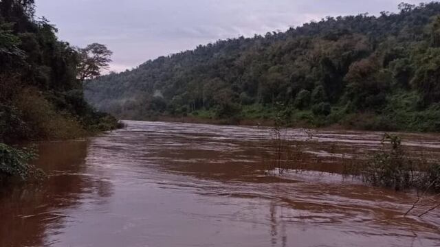 Debido a la crecida del arroyo Yabotí, cerraron el acceso a los Saltos del Moconá en El Soberbio.