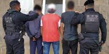 Terminaron detenidos por ser los presuntos autores del robo de cables de luz de una quinta en Garupá.