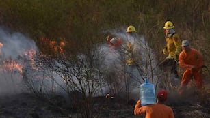 Incendio en la autopista Carlos Paz. (Facundo Luque/La Voz)