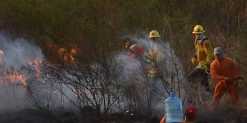 Incendio en la autopista Carlos Paz. (Facundo Luque/La Voz)