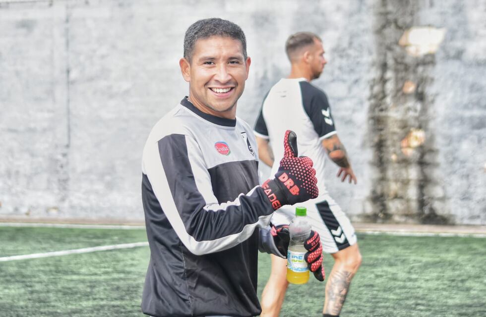 El ex arquero de Racing de Nueva Italia que otra vez fue héroe en los penales para un ascenso