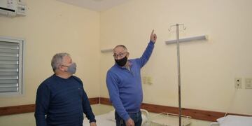 El intendente Benedetti visitando la obra del Hospital de Arroyito