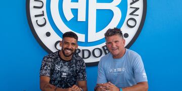 El nuevo delantero de Belgrano, Franco Jara, con el presidente Luis Artime en la firma del contrato por un año con la entidad celeste. (Prensa Belgrano)