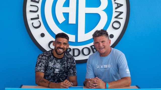 El nuevo delantero de Belgrano, Franco Jara, con el presidente Luis Artime en la firma del contrato por un año con la entidad celeste. (Prensa Belgrano)