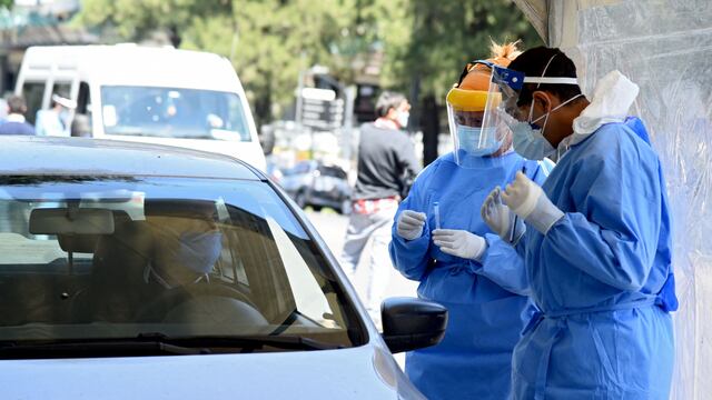 Operativo para hacer test de coronavirus a quienes vayan en auto al ex predio de la Rural en Rosario. (@minsaludsantafe)