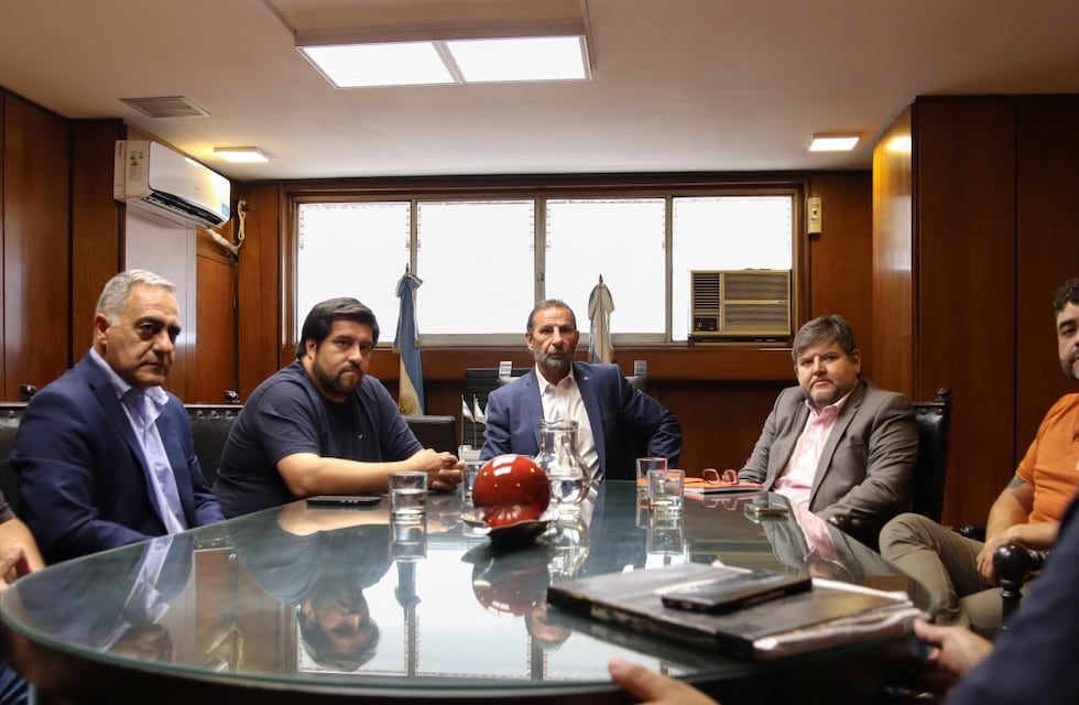 Modernización del transporte: Juri encabezó reuniones con el sector taxista