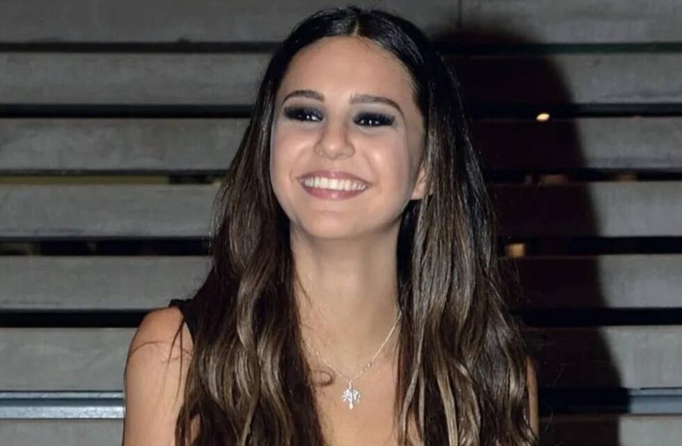 Desde París, Juanita Tinelli deslumbró con un look barbiecore en top rosa y minifalda denim