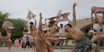 Integrantes del Ballet Municipal durante el acto en el que se celebró el 460 aniversario de la fundación de la Ciudad de Mendoza en la Plaza Pedro del Castillo. Gentileza MCM
