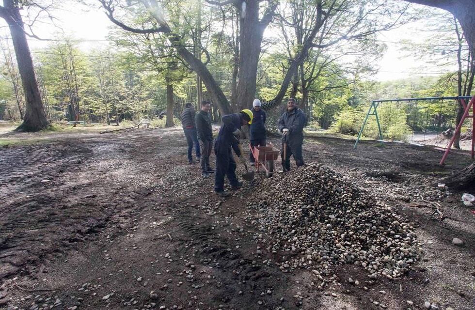 Ushuaia: realizan trabajos en la plaza “Nunca Jamás”