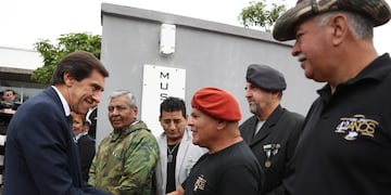 Miembros del Centro de Veteranos de Guerra de Jujuy reciben al gobernador Carlos Sadir a su arribo al predio de Alto Comedero, este martes 2 de abril, a 42 años de la gesta de Malvinas.