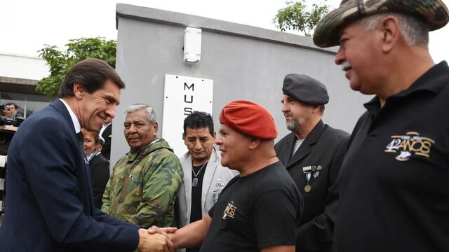 Miembros del Centro de Veteranos de Guerra de Jujuy reciben al gobernador Carlos Sadir a su arribo al predio de Alto Comedero, este martes 2 de abril, a 42 años de la gesta de Malvinas.