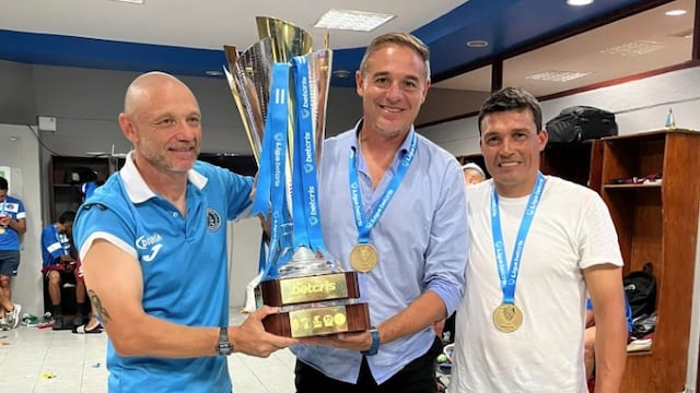 El profe Juan Bertani (izquierda) junto a la "Tota" Medina levantando el nuevo trofeo ganado en Honduras.