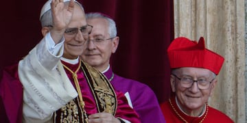 El recién elegido papa León XIV, a la izquierda, antes el cardenal Robert Francis Prevost, se ve junto al arzobispo y maestro de ceremonias Diego Giovanni Ravelli y el ex secretario de Estado del Vaticano, Pietro Parolin, en la logia central de la basílica de San Pedro del Vaticano, poco después de su elección como 267mo pontífice de la Iglesia católica romana, el jueves 8 de mayo de 2025. (AP Foto/Domenico Stinellis)