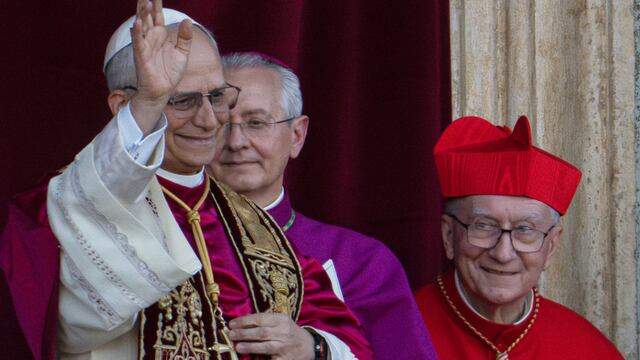 El recién elegido papa León XIV, a la izquierda, antes el cardenal Robert Francis Prevost, se ve junto al arzobispo y maestro de ceremonias Diego Giovanni Ravelli y el ex secretario de Estado del Vaticano, Pietro Parolin, en la logia central de la basílica de San Pedro del Vaticano, poco después de su elección como 267mo pontífice de la Iglesia católica romana, el jueves 8 de mayo de 2025. (AP Foto/Domenico Stinellis)