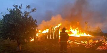 Oberá: una fábrica de bolsas fue consumida a raíz de un incendio.