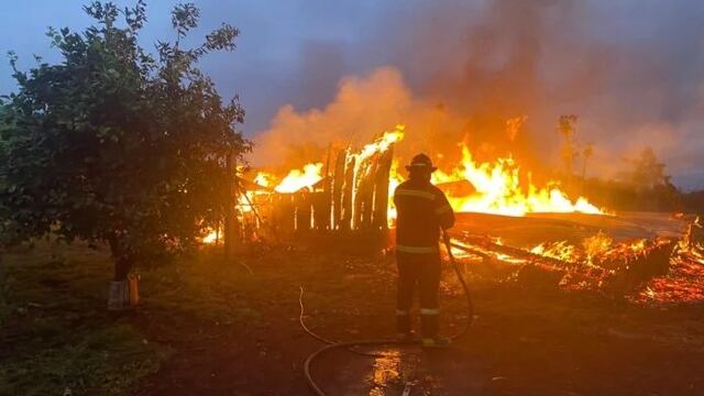 Oberá: una fábrica de bolsas fue consumida a raíz de un incendio.