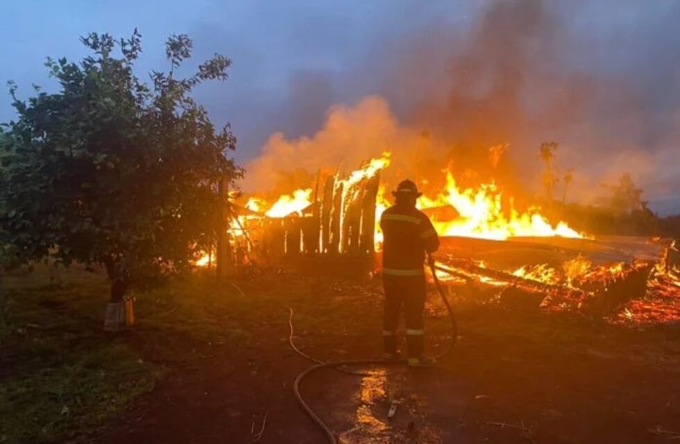 Oberá: una fábrica de bolsas fue consumida a raíz de un incendio