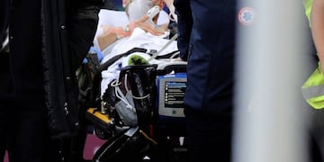 Así salía Eriksen de la cancha y generaba esperanza en todo el mundo del fútbol (AP)